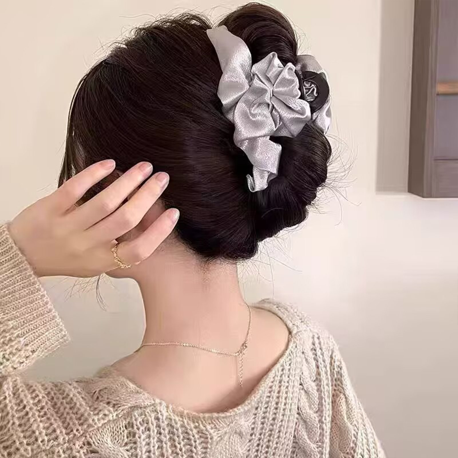 Large Satin Hair Claw Korean S - огляд і ціна Korean Daily Lifestyle